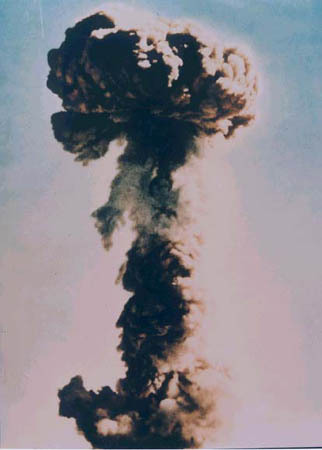 中共は64年10月以来46回の核実験を東トルキスタンで実施.jpg