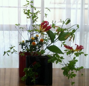 3-4 複数花器にいける【灯台躑躅（ドウダンツツジ）、グロリオーサ、紅花（ベニバナ）】