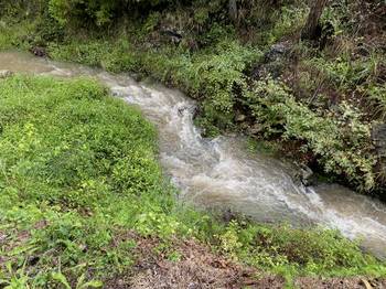 雨と雨の間の川の流れ