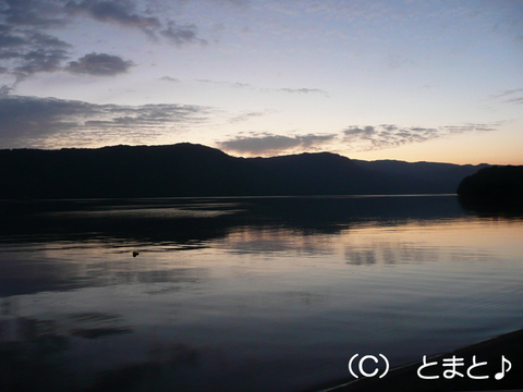 十和田湖 夕暮れの湖畔から
