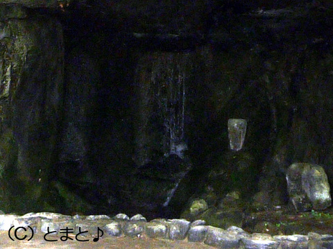 洞穴の中の滝