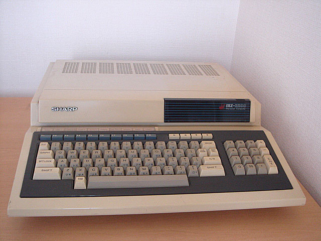 MZ-2200 (Sharp) 1983年 | 古いハードに囲まれて since2011