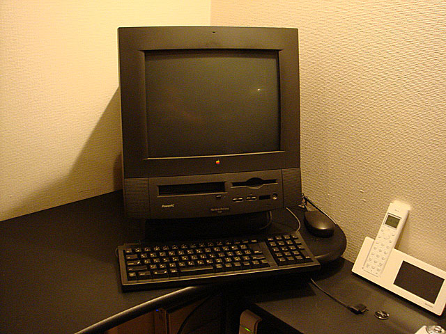 Macintosh Performa  Apple 年   古いハードに囲まれて