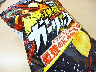 ポテトチップス　爆弾ガーリック