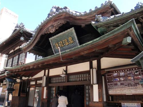 道後温泉本館正面