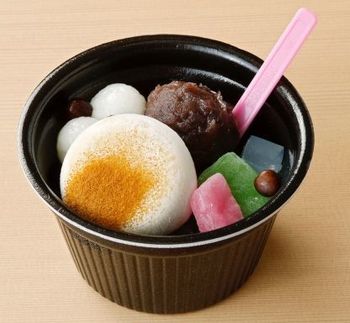 「雪見だいふく ほうじ茶」と特製あんみつがコラボした「ほうじ茶 雪見あんみつ」を10月27日から11月11日までの期間限定で販売