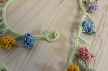 かぎ針編みの花かんむり