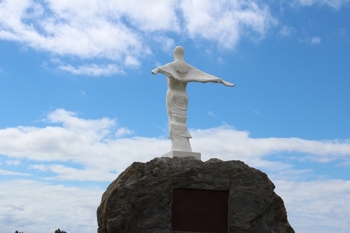 八峰の銅像
