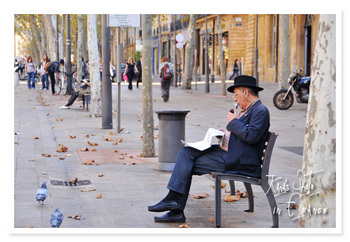 Aix ミラボー通りで画になる人２.jpg