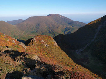 北峰から大船山を望む