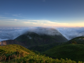 ガス被る三俣山 from 天狗ヶ城