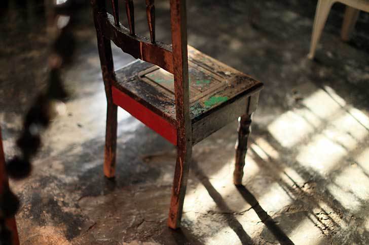 トリニダッドのテラコッタの椅子
