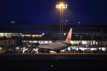 夜の阿蘇くまもと空港　JAL機