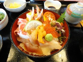 平川の海鮮丼.jpg