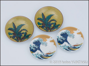 「神奈川沖浪裏」が描かれた豆皿と「おもと」が描かれた豆皿