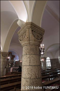 「松が峰教会」内部の柱