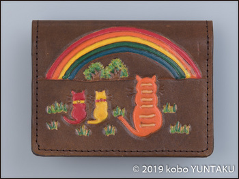 牛革の作品「虹と猫の免許証入れ」