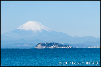 逗子海岸から江ノ島沖に富士山を望む