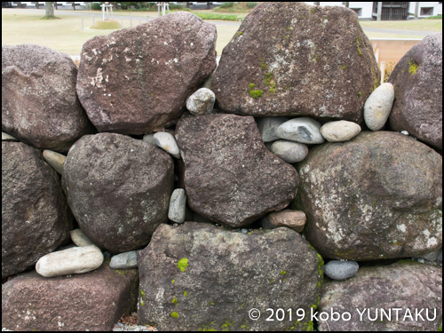 金沢城　石垣：自然石積み