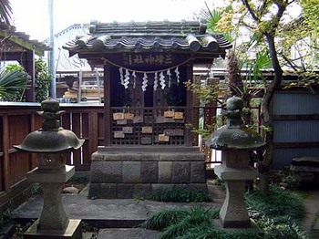 2009年4月雪塚稲荷内三峰神社.jpg
