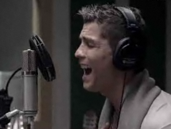 CRISTIANO RONALDO sings Amor Mio