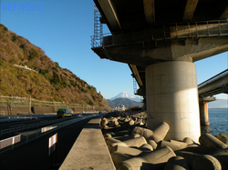 東名高速道の桁下から見た富士山