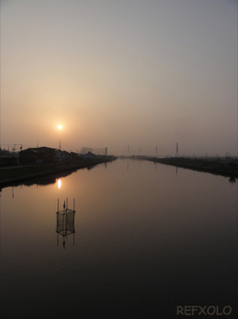 川の朝