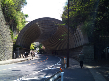 巨福呂坂（こぶくろざか）のトンネル