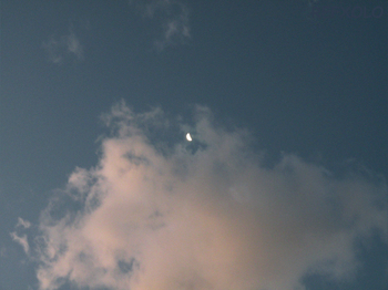 三日月と雲