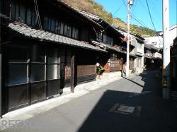 由比の町並み道路をはさんで