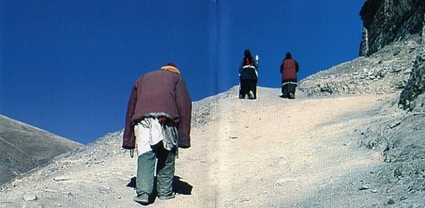 チベットの人々と青い空