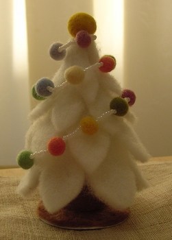羊毛フェルトのクリスマスツリー.JPG
