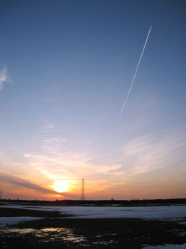 夕焼け空に飛行機雲