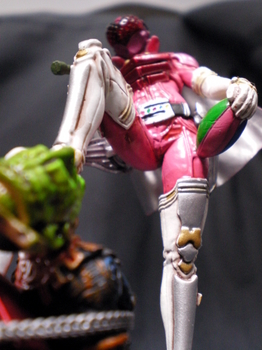 SIC匠魂10モモレンジャー 踏みつけ.JPG