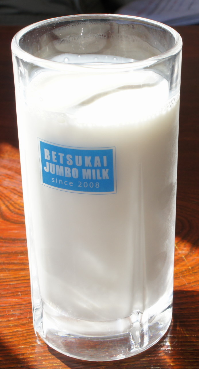 ジャンボ牛乳(693×1280)