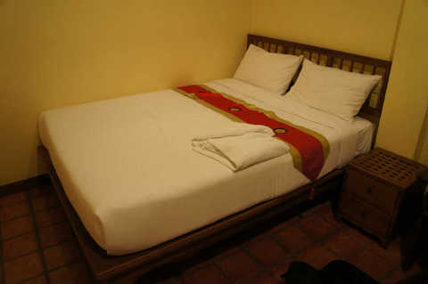 12-Siamese Views Lodge in Bangkok-bed01.jpg