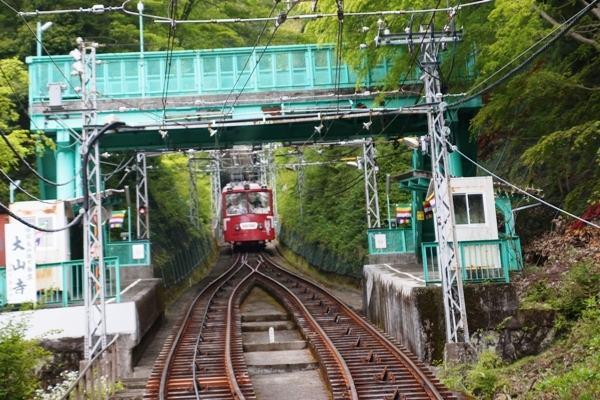 大山ケーブルカー　すれ違い.JPG