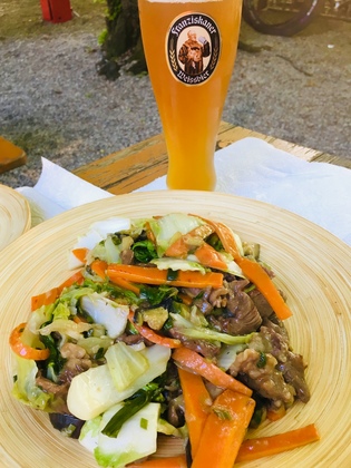 ドイツのビアガーデンで食する牛肉野菜炒め