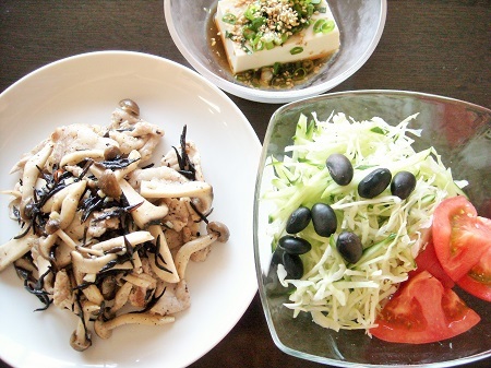 サラダに蒸し黒豆をトッピング