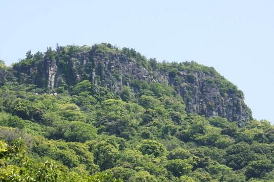 山の上のほうにある絶壁