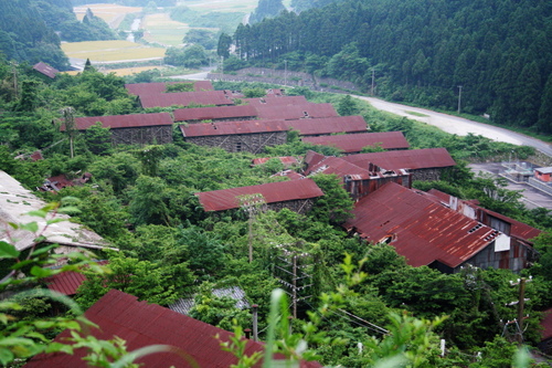 赤いトタン屋根