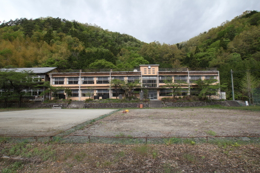 左が木造校舎、右が新しい校舎