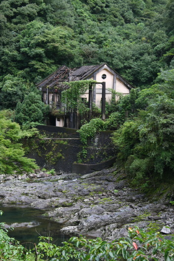 対岸の発電所跡