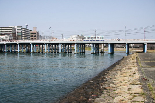 京橋のある川原