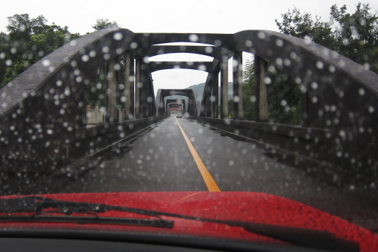 雨の中走りだす