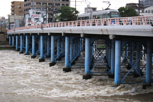 濁流の京橋