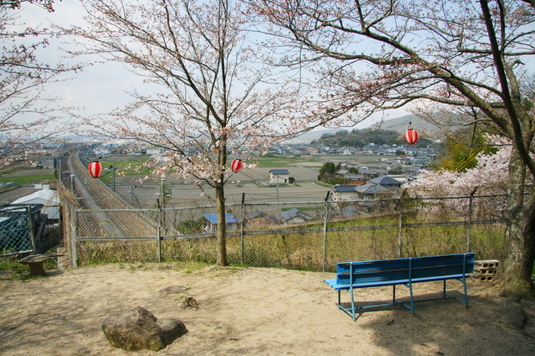 新幹線を眺めるためのベンチ