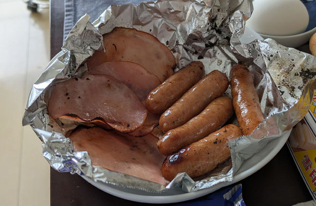 焼き豚とソーセージのホイル焼き.jpg