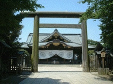 靖国神社中門鳥居.jpeg