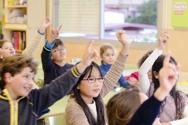 ブログ記事画像_子供たちの挙手